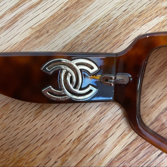 CHANEL | Tortoise Sunglasses - Picture 5 of 8
